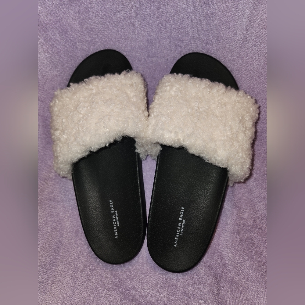US 9W American Eagle Outfitters Sandals Black Bottoms & White Fluffy Tops, New